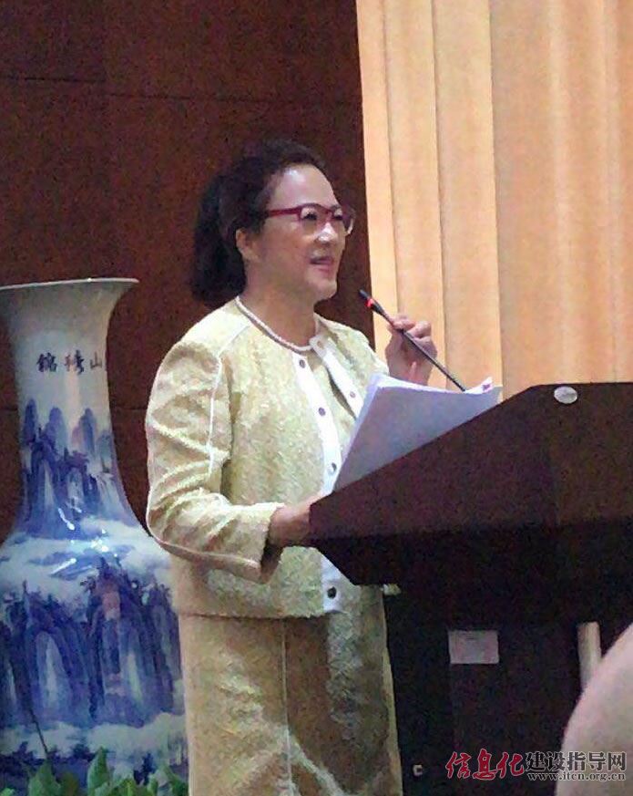 活动总策划姬子熙主持会议