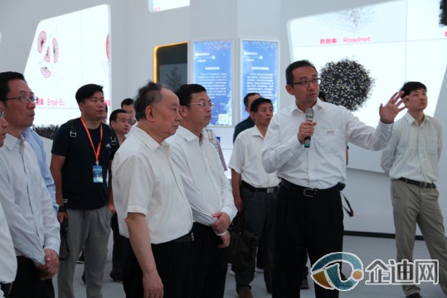 中科院计算所高通量中心主任、中科睿芯董事长范东睿为 中科院计算所高通量中心主任、中科睿芯董事长范东睿为