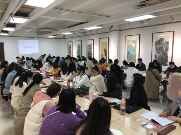 老师“学员”认真上课 老师“学员”认真上课