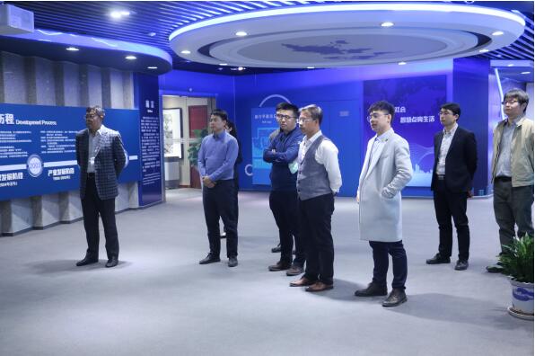 官网-展厅参观图.jpg 官网-展厅参观图.jpg
