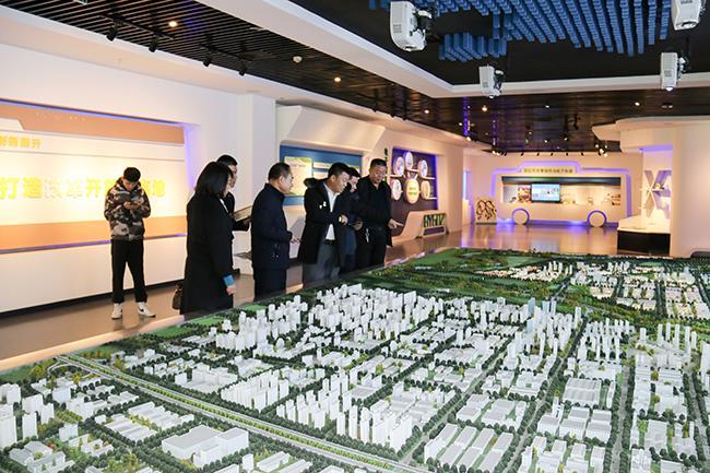 点击图片翻到下一页>> 中北宏远集团董事长郭振鹏受邀赴鹤壁国家经济技术开发区考察