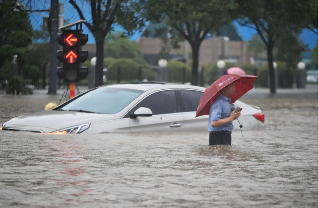 暴雨中的汽车.png 暴雨中的汽车.png