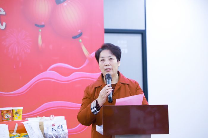 福乐集团董事长、陕西省家具协会会长靳喜凤 福乐集团董事长、陕西省家具协会会长靳喜凤